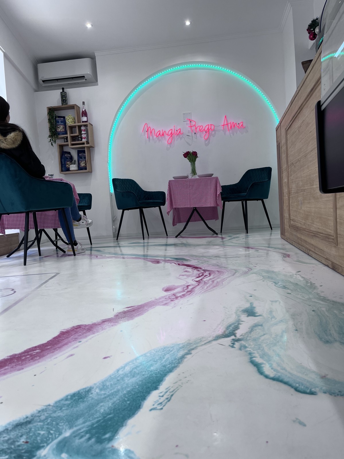 Résine époxy transparente 3D autonivellante pour un sol design et unique à Fréjus