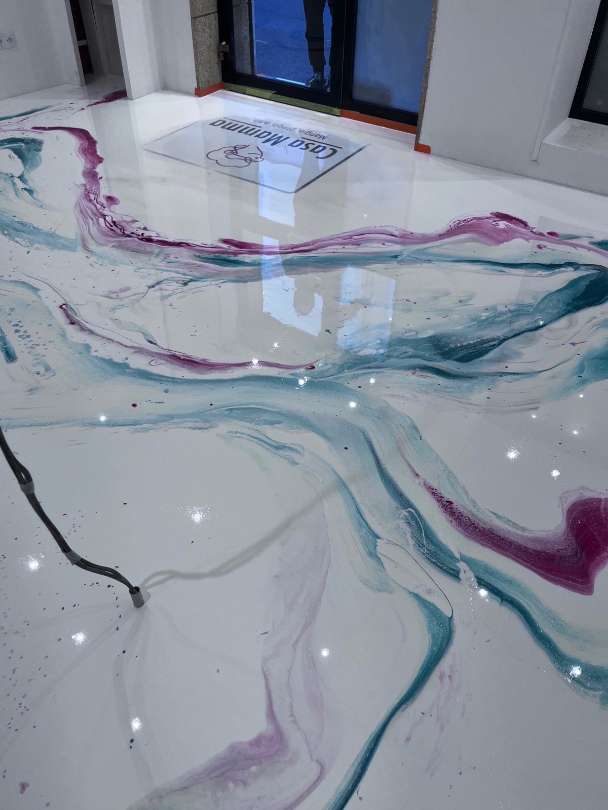 Résine époxy transparente 3D autonivellante pour un sol design et unique à Fréjus