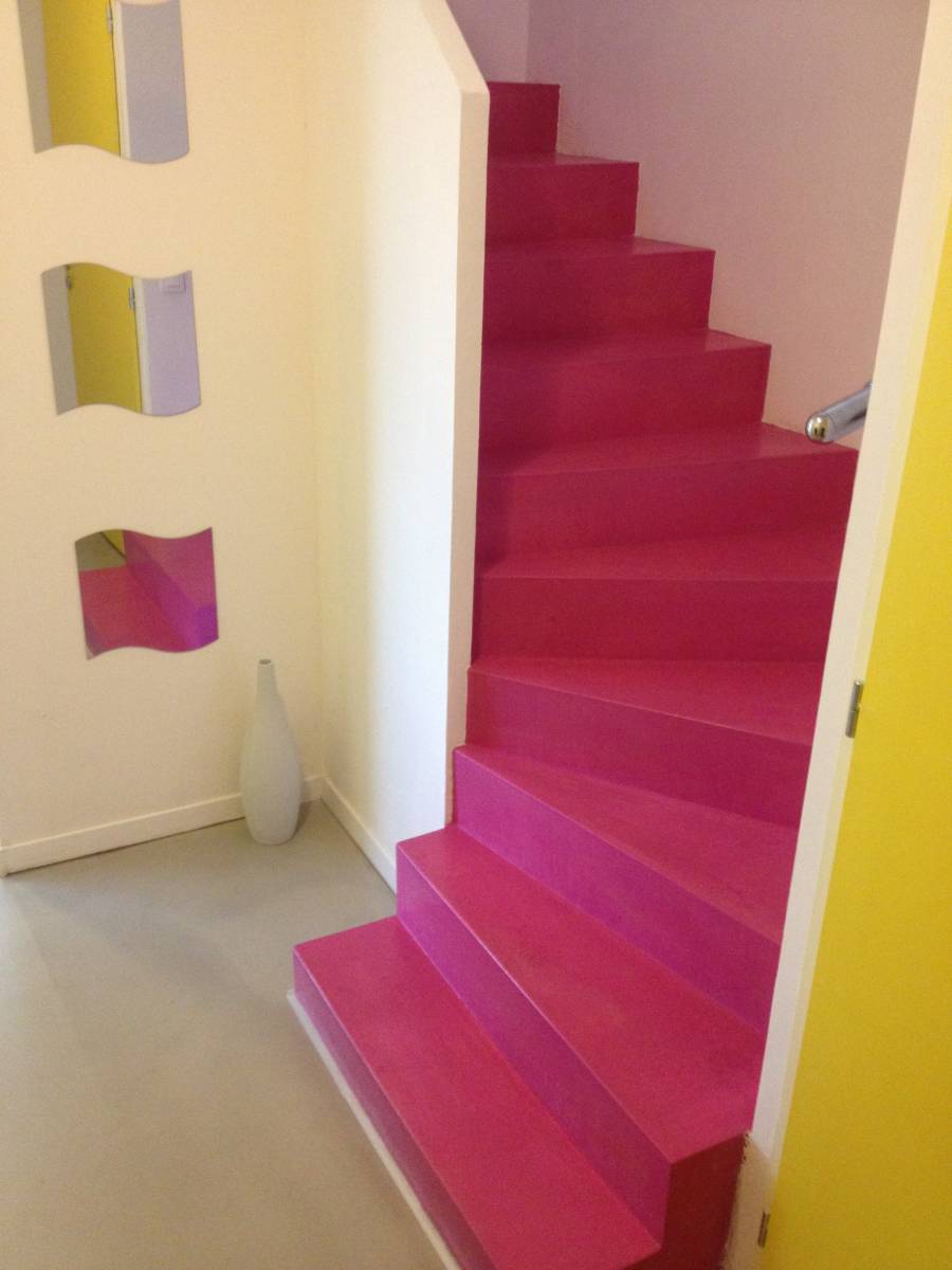 Escalier en béton ciré rose Barbie -Béton ciré de toutes les couleurs, même les plus originales.