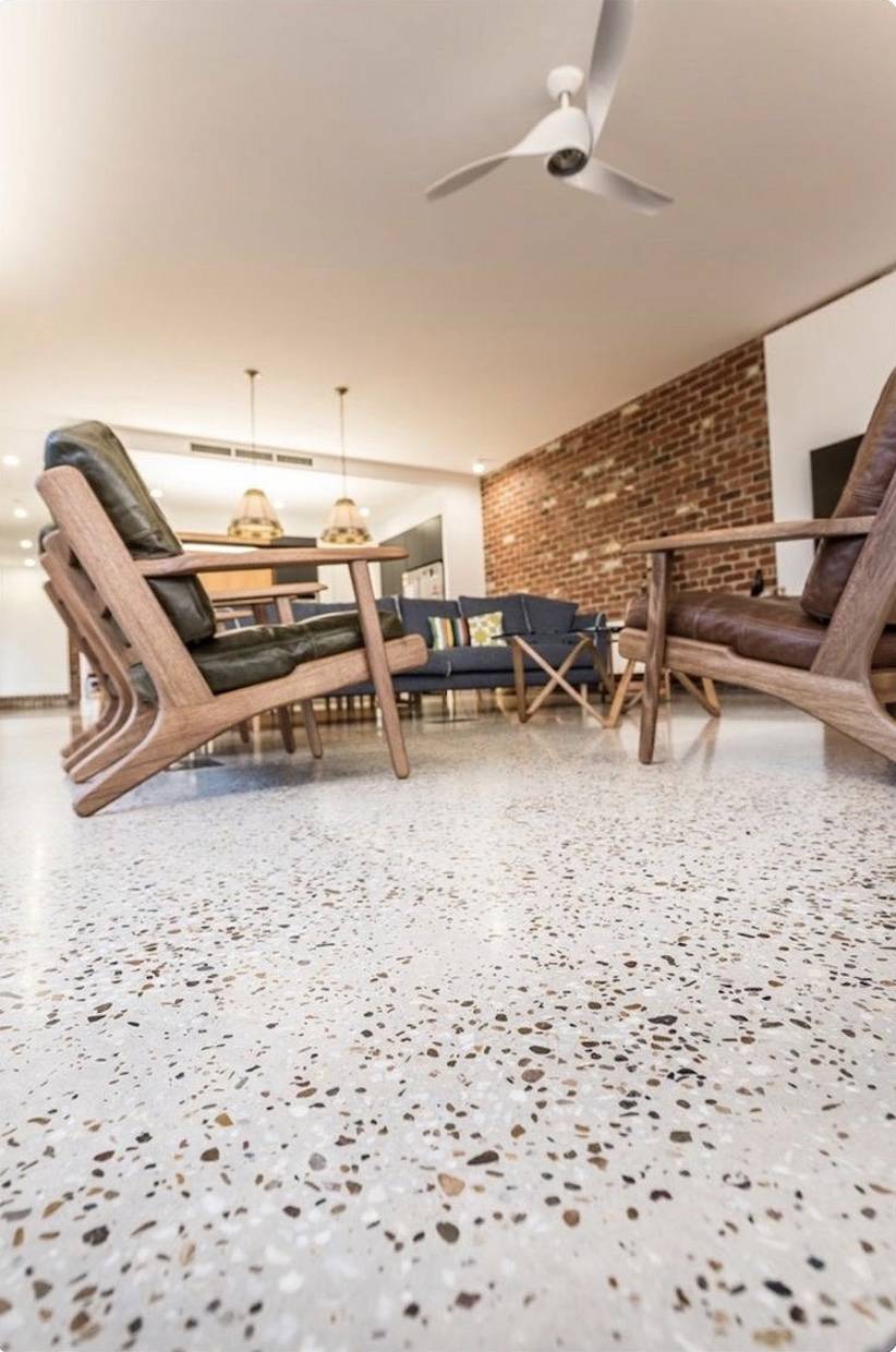 Sol en terrazzo beige avec un mélange de pierres et de marbre beige