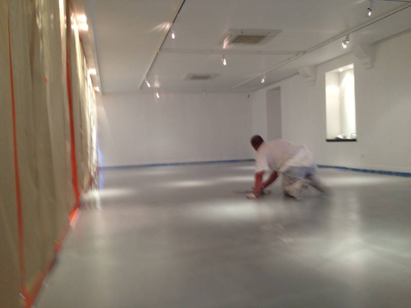 applicateur de sol resine à Cannes dans une galerie d'art