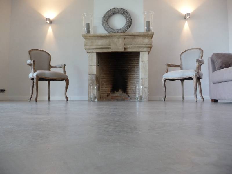 Application de béton ciré sur le sol et enduit grec sur les murs d'une maison située à Mougins dans les Alpes Maritimes