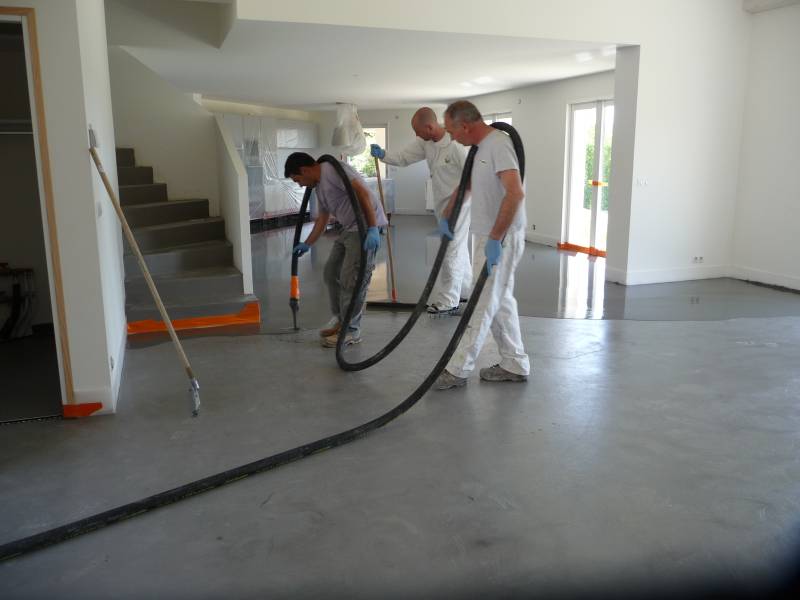 Une equipe d'applicateurs professionnels entrain de couler en 1 fois un beton ciré sur une surface de 190m2 dans les Alpes Maritimes