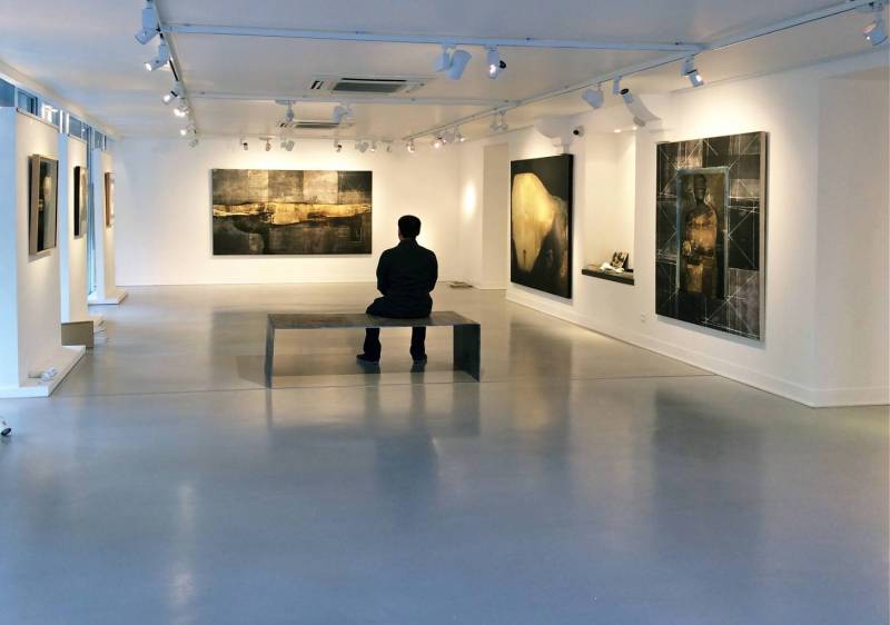 Pose de Béton ciré dans une galerie d'art de 250 m2 à Saint Paul Vence prés de Mougins